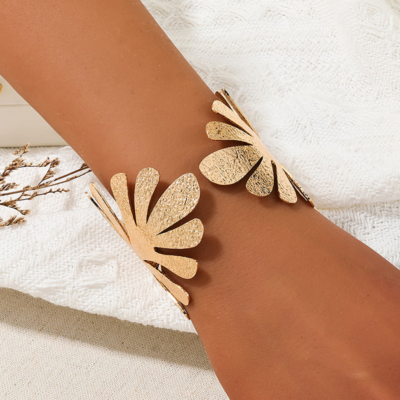 Exaggerated Leaf Design Women's Metal Bracelet - Vienna Verve Collection