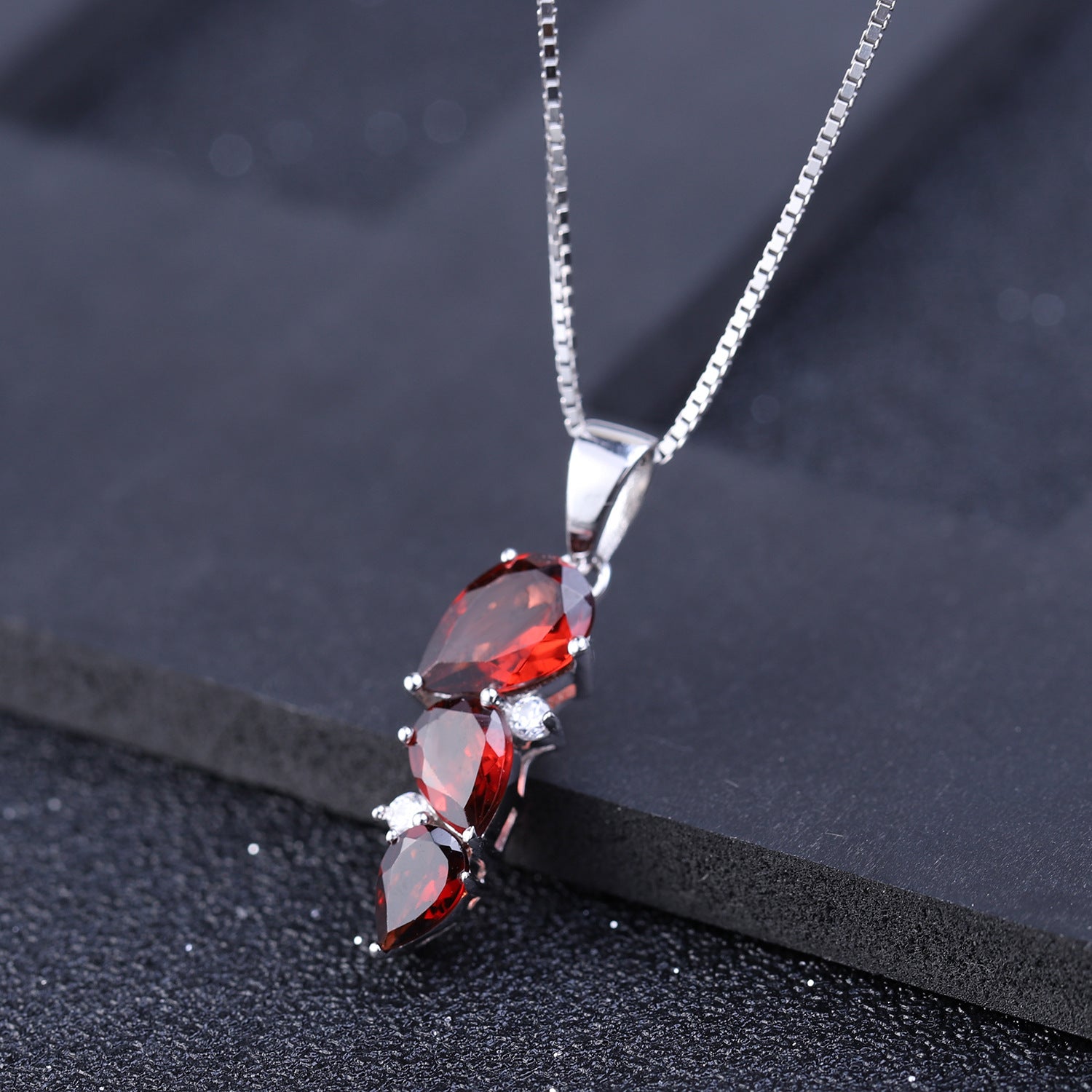 European Creative Fashion Style Inlaid Natural Garnet Three Stones Design Pendant Silver Necklace for Women