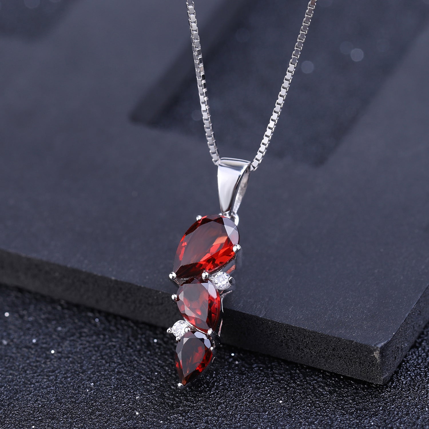 European Creative Fashion Style Inlaid Natural Garnet Three Stones Design Pendant Silver Necklace for Women