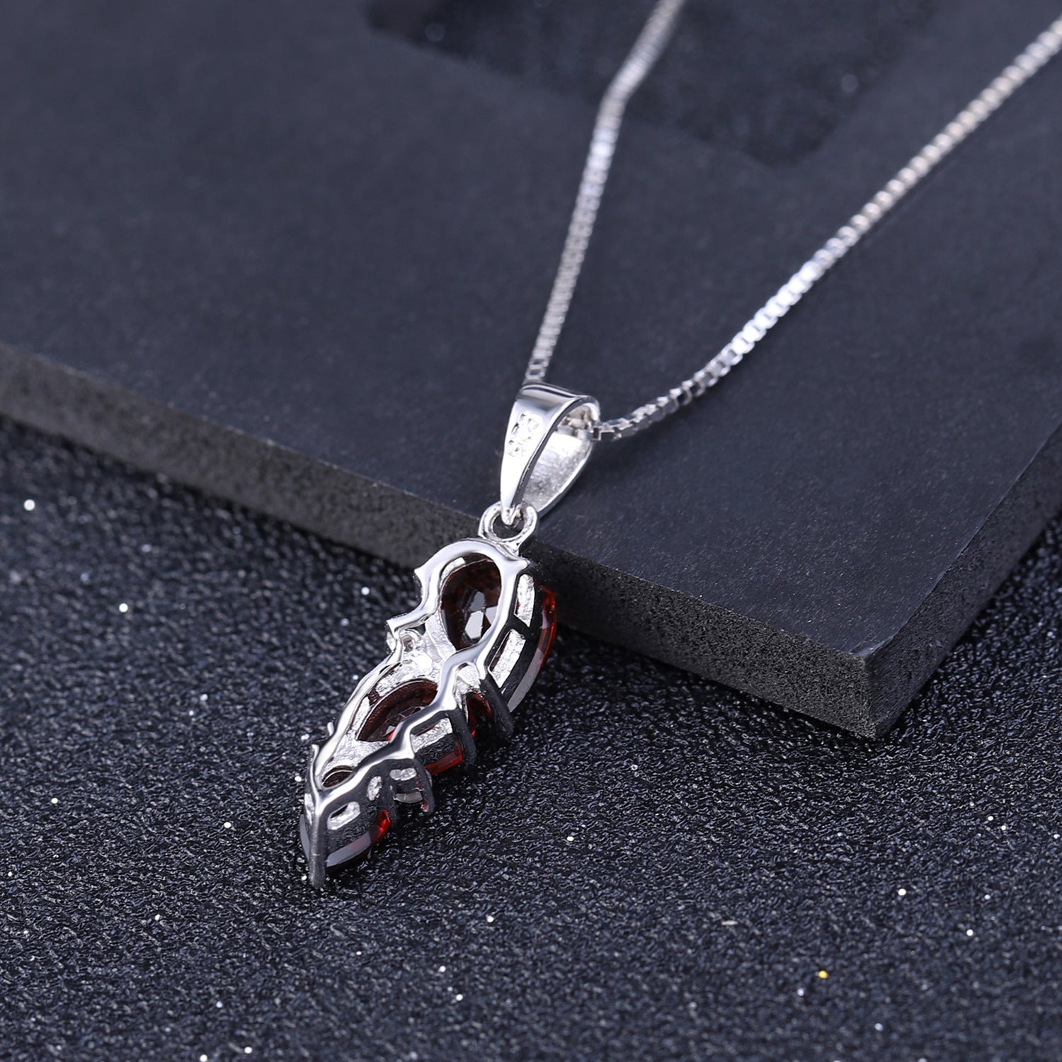 European Creative Fashion Style Inlaid Natural Garnet Three Stones Design Pendant Silver Necklace for Women